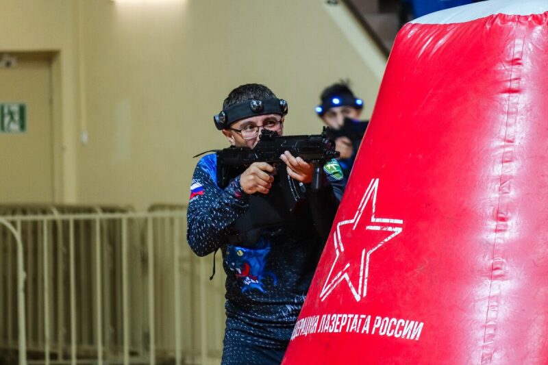 Игрок LASERWAR в прицеле за красным игровым препятствием.